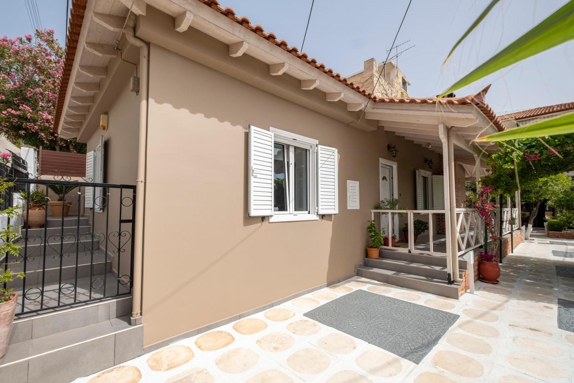 Oasis Home Толон Екстериор снимка