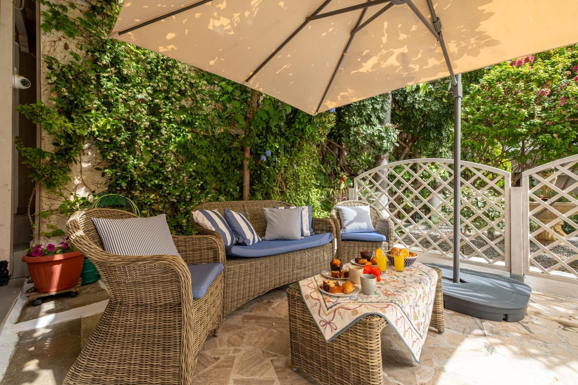 Oasis Home Толон Екстериор снимка
